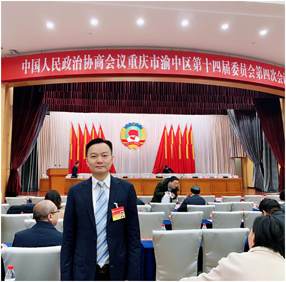 王普:重慶渝中區政協常委、民建重慶市委企專委委員、重慶人文科技學院客座教授、重慶朝天門餐飲控股集團董事長、重慶博茂餐飲集團董事長