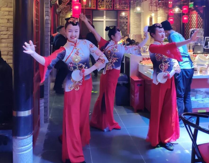 朝天門火鍋的裝修是統(tǒng)一的風格和模板嗎？