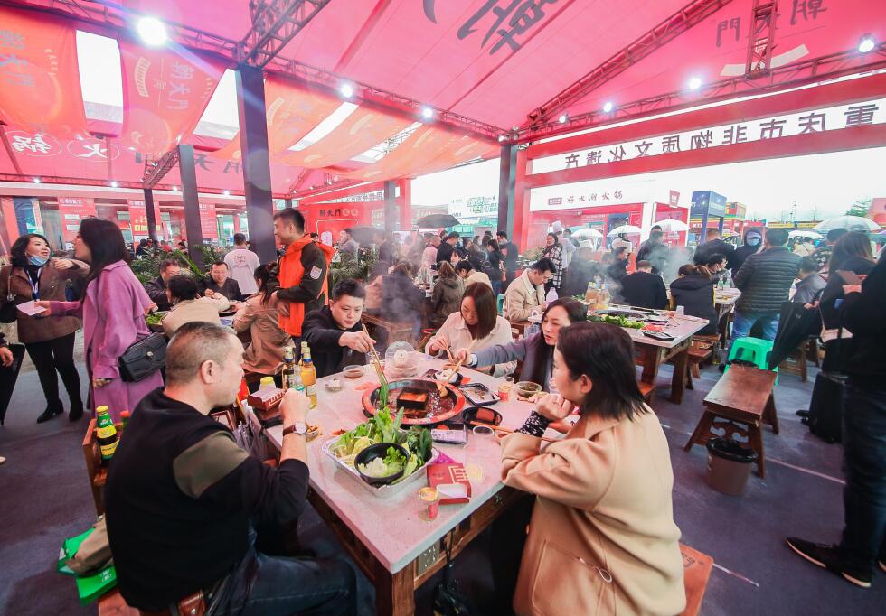 來重慶除了打卡網(wǎng)紅景點(diǎn)，還可以品嘗人間煙火！